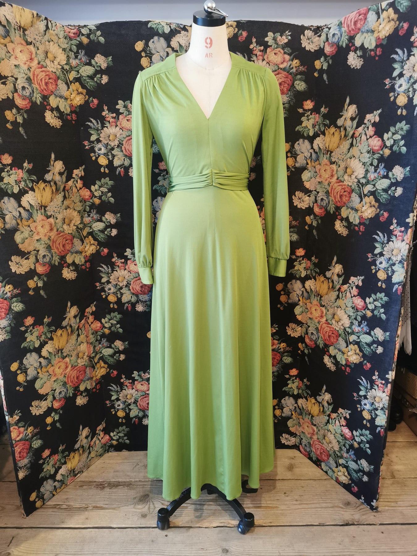 1970s verdant green polyester Jersey dress Hope and Harlequin 1970s verdant green polyester Jersey dress Hope and Harlequin